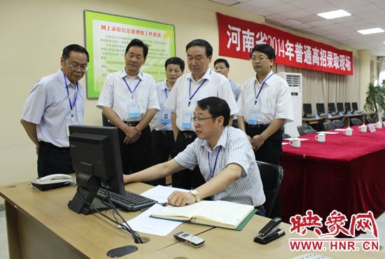 副省長徐濟超在高招錄取現(xiàn)場聽取工作人員匯報。