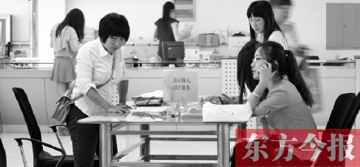 　　行政審批“瘦身”，不僅提高了行政效率，節(jié)約了行政資源，而且最大限度地方便了群眾