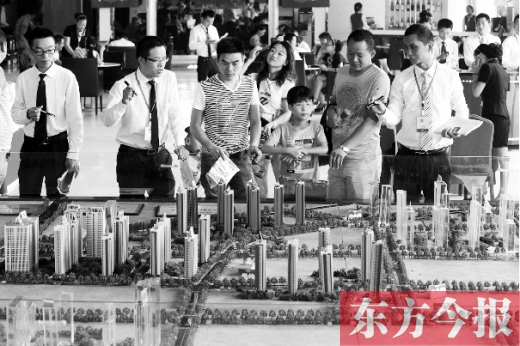 昨天上午，在鄭州市區(qū)一售樓部內，看房的顧客比平時多了不少