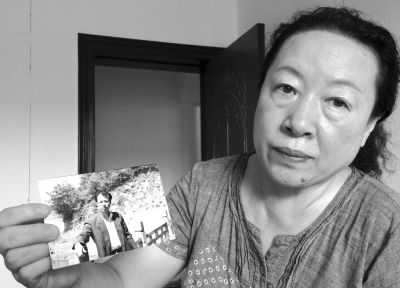 劉吉強的姐姐劉麗霞手持弟弟當年的照片。劉吉強在給家人的書信中多次要求申冤，家人為此奔走了16年。京華