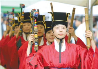 3日，韓國(guó)首爾，成均館內(nèi)，民眾穿著傳統(tǒng)服飾跳舞迎接中秋。中秋和春節(jié)一樣，是韓國(guó)最重要的傳統(tǒng)節(jié)日。
