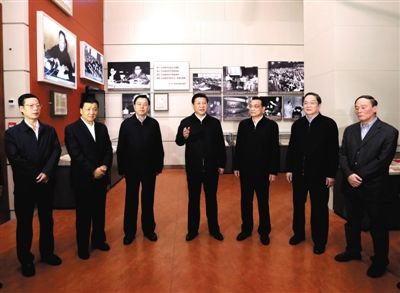 2012年11月29日，習(xí)近平等在國(guó)家博物館參觀《復(fù)興之路》展覽，提出為實(shí)現(xiàn)中國(guó)夢(mèng)而奮斗。