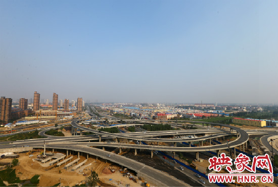 中州大道與南三環(huán)相接的立交橋，預(yù)計明年將建成通車。
