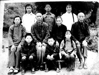 1970年，何兆勝一家人在荊門合影，中排左二為何兆勝。
