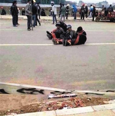 14日，沖突現(xiàn)場，幾名頭戴鋼盔的人被捆綁著。圖/東方IC