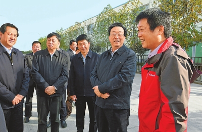 　11月4日下午,省委書記、省人大常委會(huì)主任郭庚茂在襄城縣精美鞋業(yè)有限公司調(diào)研。記者 杜小偉/攝