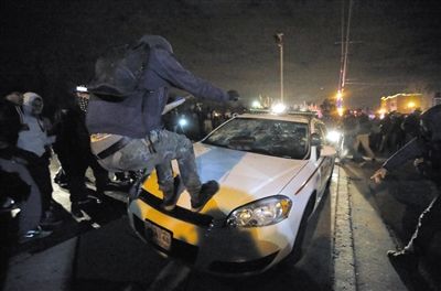 11月24日，圣路易斯市，示威者得知涉案警察被免予起訴消息后表達(dá)不滿?！? width=
