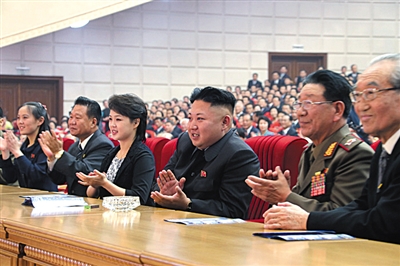 　5月19日，金正恩和夫人李雪主觀看演出，金與正（左一）坐在金正恩右邊第三個位置。