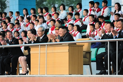 5月2日，金正恩與金與正（前排左二）一起觀看比賽。