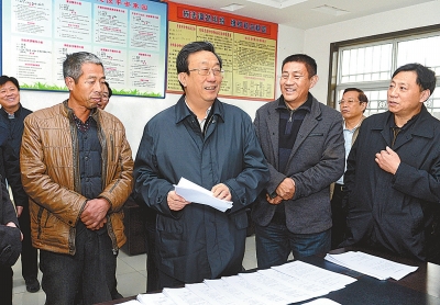 11月25日下午，省委書記、省人大常委會主任郭庚茂在延津縣石婆固鎮(zhèn)集北村與村民親切交談。