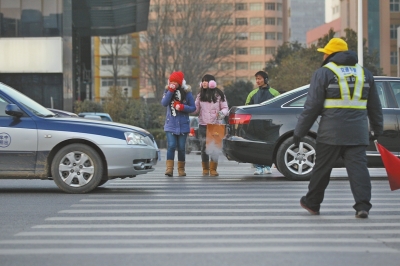 過斑馬線，行人左顧右盼，汽車寸土必爭。