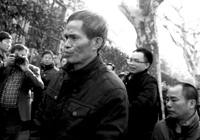 被告人林森浩的父親林尊耀準(zhǔn)備進(jìn)入法院。