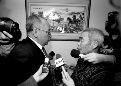 15日，內(nèi)蒙古高院副院長(zhǎng)趙建平（左）帶隊(duì)向呼格吉勒?qǐng)D父母送達(dá)再審法律文書。