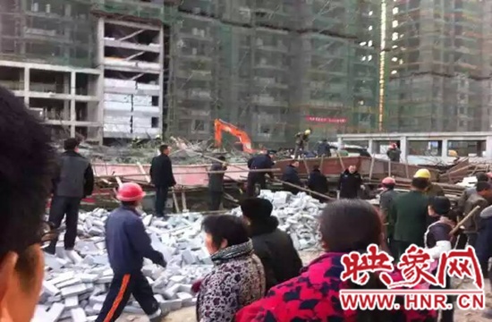 圖為事故現(xiàn)場情況，當?shù)厝罕姽﹫D。
