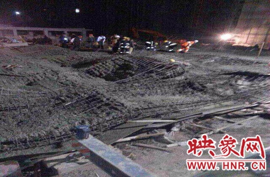 圖為事故現(xiàn)場情況，當?shù)厝罕姽﹫D。
