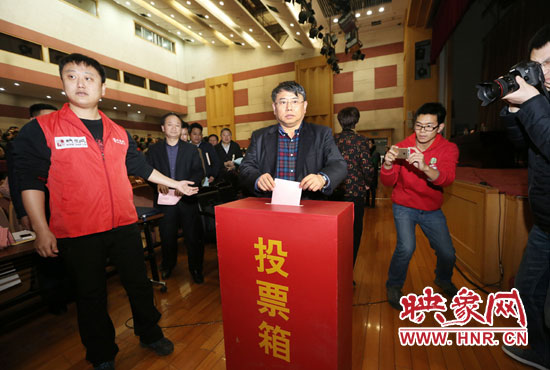 省委宣傳部副部長(zhǎng)、省新聞出版廣電局局長(zhǎng)朱夏炎現(xiàn)場(chǎng)投票