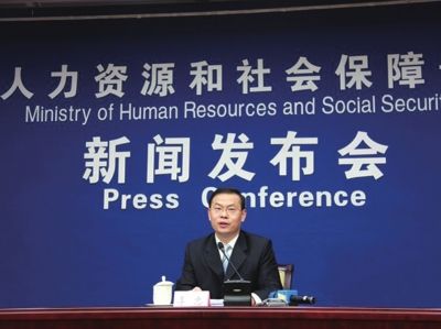 昨天，人社部新聞發(fā)言人李忠在新聞發(fā)布會上回答記者提問。圖/中國網(wǎng)