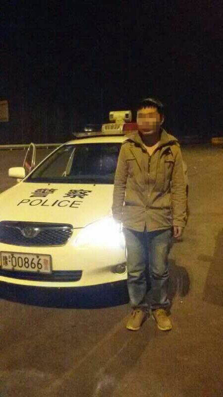 男子被父親拋棄后，在高速交警的幫助下才得以回家。