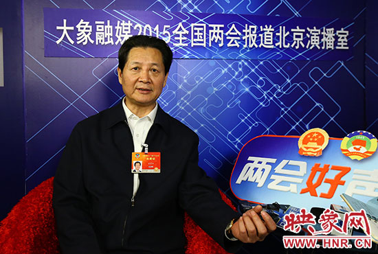 在全國(guó)政協(xié)委員、河南大學(xué)校長(zhǎng)婁源功接受采訪。