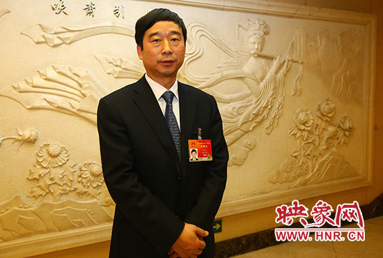 全國(guó)人大代表、信陽(yáng)市委副書記、市長(zhǎng)喬新江表示，信陽(yáng)明港機(jī)場(chǎng)將成為鄭州航空港區(qū)有效補(bǔ)充。