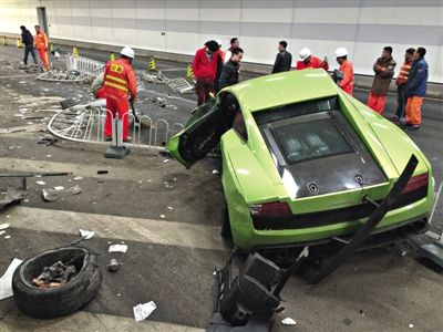 大屯路隧道內(nèi)，事故現(xiàn)場百余米長的隔離欄被撞倒，事故一側(cè)全是隔離欄以及車身的碎片。新京報(bào)記者 浦峰 攝