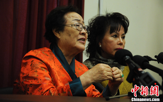 圖為慰安婦受害者李容洙（Lee Yong Soo。圖左）發(fā)表講話，要求安倍正式道歉。
