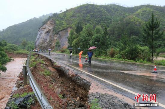 圖為5月19日，江西贛州石城縣珠坑鄉(xiāng)塘臺(tái)村通往福建寧化縣的公路出現(xiàn)塌方。陳小強(qiáng) 攝