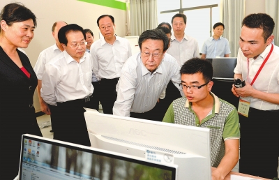 　　5月22日，省委書記、省人大常委會主任郭庚茂在河南網(wǎng)商園調(diào)研。記者杜小偉攝
