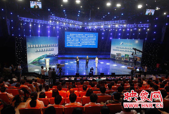 16日上午，河南電視臺1500平米演播廳內座無虛席。
