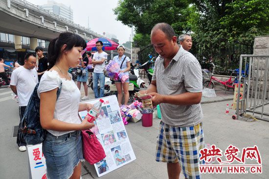 一名市民在買水。