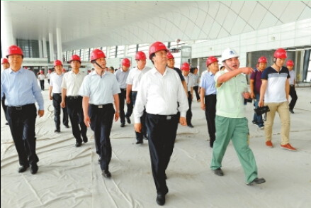 8月31日上午，郭庚茂謝伏瞻等察看鄭州機場二期工程建設(shè)情況。