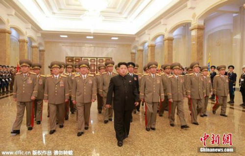 資料圖：朝鮮最高領(lǐng)導(dǎo)人金正恩此前參謁錦繡山太陽宮的情景。
