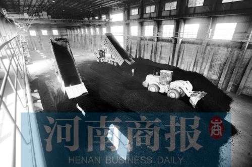 大量煤炭運往南區(qū)供熱站，為今冬供暖做準(zhǔn)備 河南商報記者 鄧萬里/攝