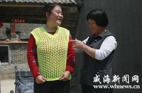 王炳鳳正在陪女兒鍛煉。記者 李偉 攝