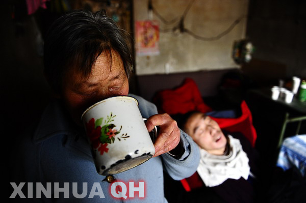 3月29日，楊林睡著了，母親邵秀景喝上一口水。