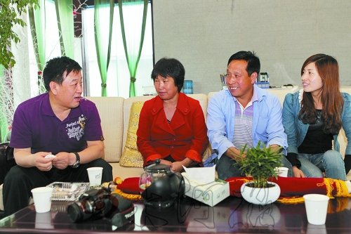 網(wǎng)友“奇石頑童”與牛松玲、郭新成夫婦