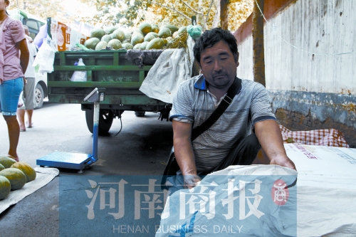 錢包就裝在這個編織袋里，枕在老陳頭下，沒想到還是被偷走了 實習(xí)生 唐韜/攝