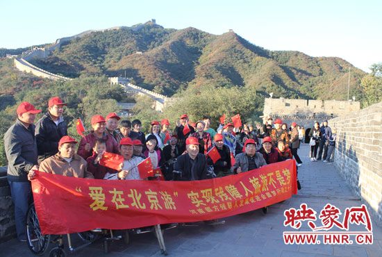 旅游對(duì)于殘疾人朋友來(lái)說(shuō)比正常人要困難許多，2011年，劉小琴帶領(lǐng)殘障朋友登上了長(zhǎng)城。
