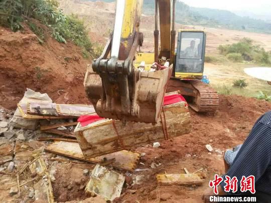 圖為“官墓”被移走?！莱?攝