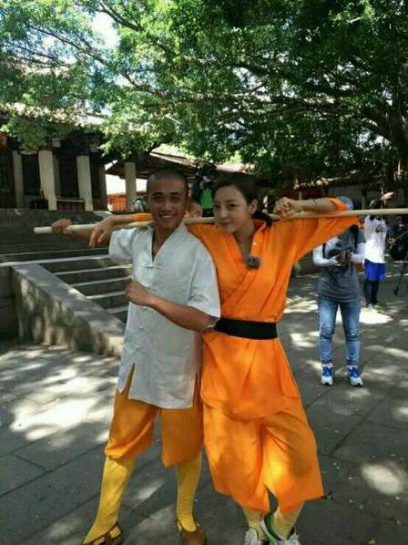 這些參加節(jié)目的女星當(dāng)中既有歌手，又有演員，都是時尚年輕且受歡迎的女星。