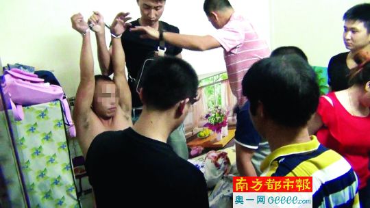 警方破門抓捕時，販毒嫌疑人未某洪正躺在床上吸毒、嫖娼。