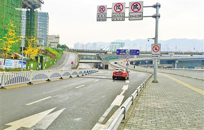 12月18日，本報(bào)記者駕車經(jīng)過(guò)江北嘴千廝門大橋匝道附近道路和財(cái)信廣場(chǎng)旁支路體驗(yàn)時(shí)，收音機(jī)里能聽(tīng)到神秘的路況提示音。本報(bào)記者