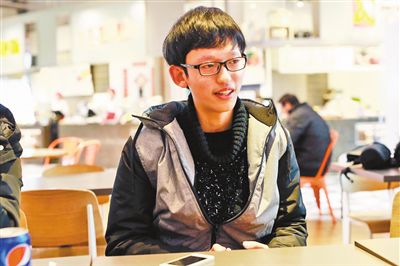 何琦驍收到了紐約大學(xué)阿布扎比分校的錄取通知書(shū)。記者 許恢毅 攝