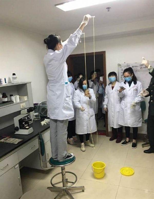 愛吃生肉惹的禍！男子體內(nèi)取出5米長寄生蟲(圖)