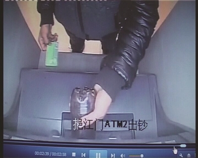 男子將可樂倒進(jìn)取款機(jī)。
