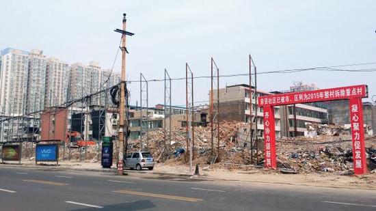 015年5月31日，在社區(qū)干部的帶頭拆遷下，親賢社區(qū)的“城中村改造”拉開帷幕。由于前期“清產(chǎn)核資”及補償標(biāo)準(zhǔn)等因素，拆遷改造工作推進(jìn)并不順利。圖為位于體育西路東側(cè)集體所有的商鋪率先被拆遷完畢，用于遮擋的圍擋正在施工中。（拍攝：2015年9月16日）
