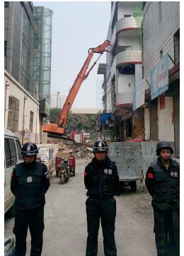 根據(jù)《太原市和小 店區(qū)平陽路街道親賢城中村改造拆遷安置補償方案》，結(jié)合親賢實際，親賢社區(qū)補償安置采取“商業(yè)用房安置+小戶型公寓住宅安置+貨幣補償”的方式，其中每分 （0.1 畝）置換商業(yè)用房50平方米+小戶型公寓住宅80平方米+貨幣補償20萬元人民幣。（拍攝：2015年9月17日）