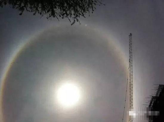 上?，F(xiàn)UFO 專家稱光圈是日暈亮點(diǎn)或是飛行器(圖)