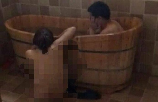 視頻顯示，一男一女赤身裸體地在浴盆中洗澡。