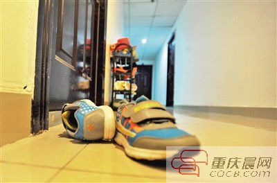 出事小孩的鞋子凌亂地?cái)[放在自家門前。